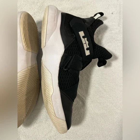 Nike 2018 LeBron Soldier 12 Mens Laceless Black & White Basketball Sneakers 9.5 - Picture 13 of 14